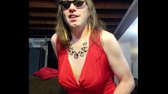 Redare Busty Sissy Jade în roșu și auriu coboară cu un vibrator mare