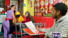 Jouer Une employée de restaurant MILF se venge en baisant un client noir bien membré
